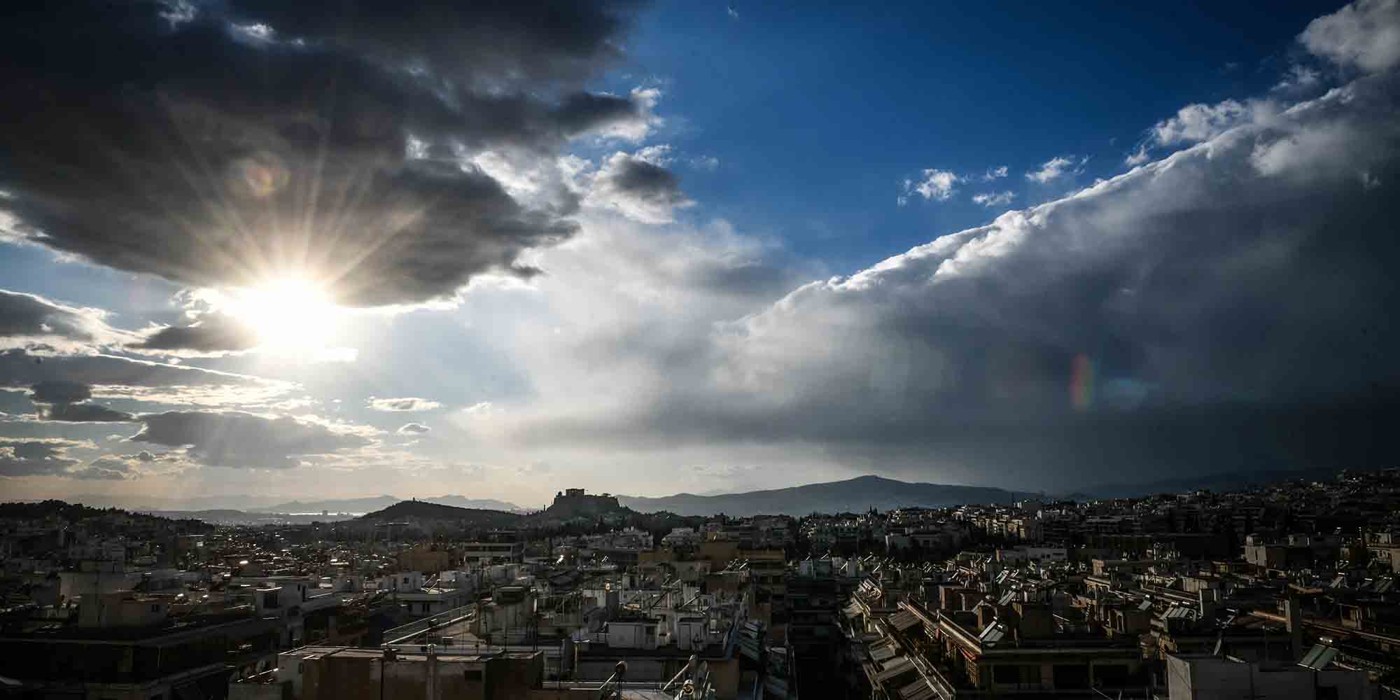 Ο ήλιος πάνω από την Αθήνα