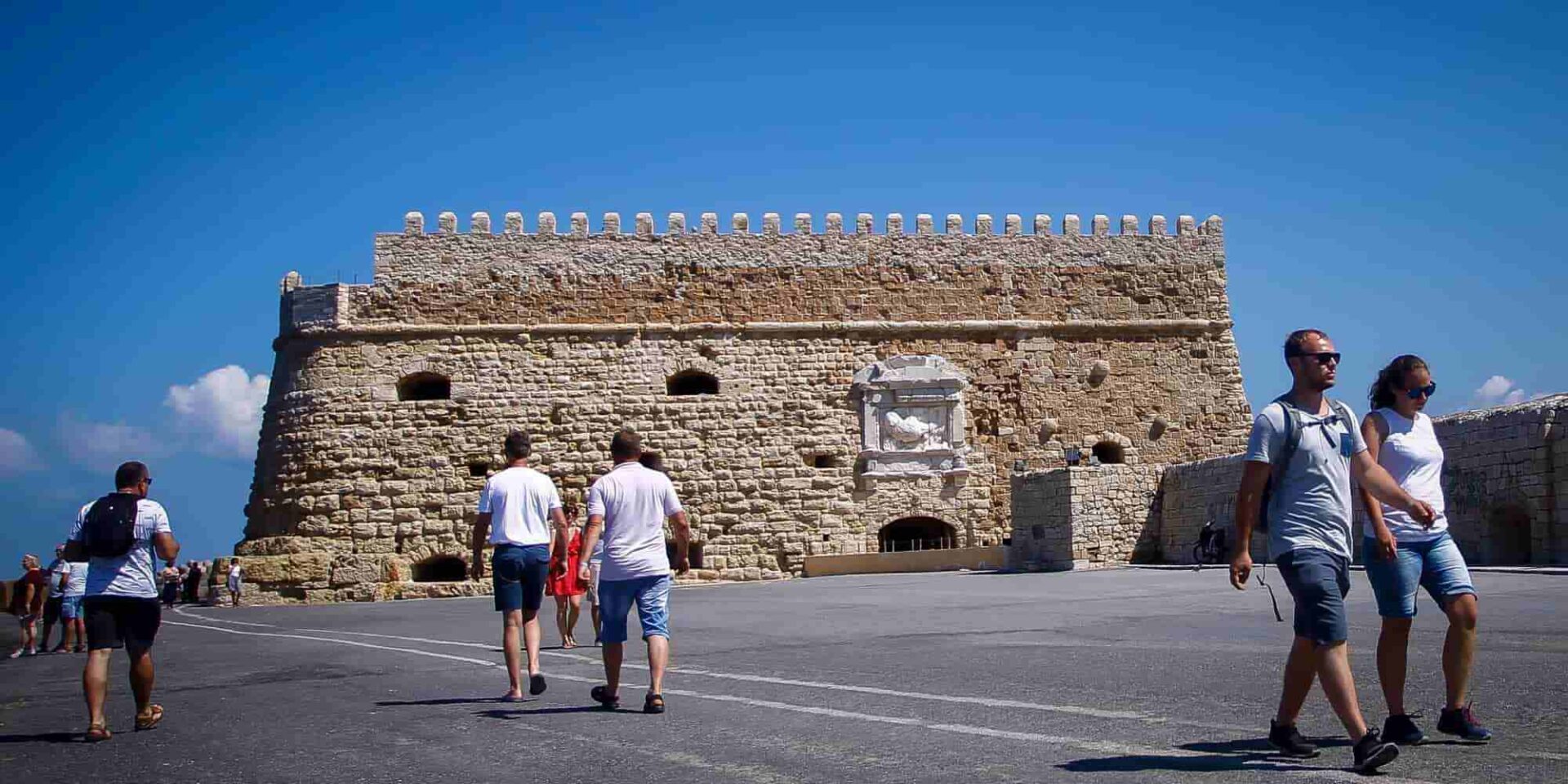 Τουρίστες στο λιμάνι του Ηρακλείου