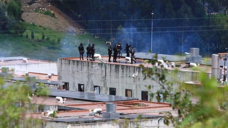 Ισημερινός: Τουλάχιστον 20 νεκροί λόγω ταραχών σε φυλακή – Κινητοποιήθηκε δύναμη 800 στρατιωτικών και αστυνομικών για να αποκατασταθεί η τάξη (βίντεο)