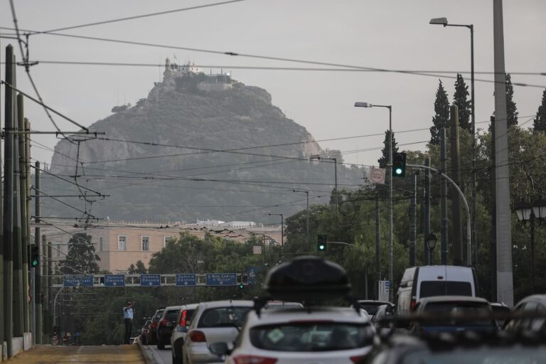 Καιρός: Ηλιοφάνεια με σκόνη – Πού θα σημειωθούν τοπικές βροχές