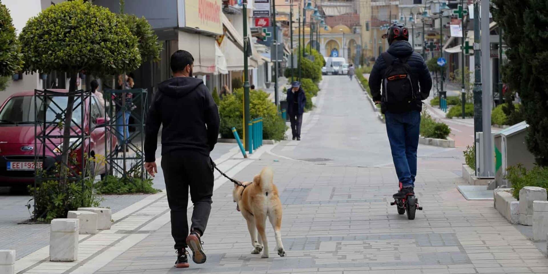 Πολίτες περπατούν στην πόλη της Λάρισας