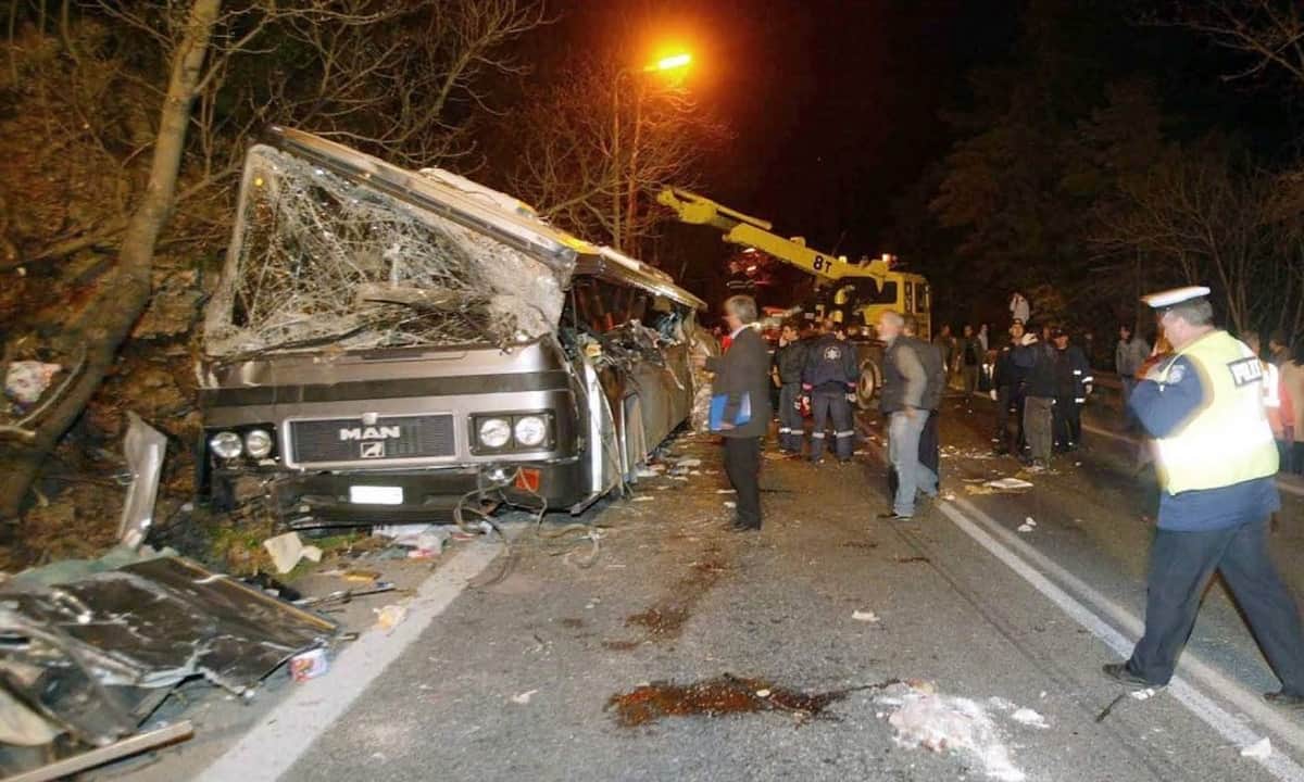 Levforeio - Οι σιδηροδρομικές και οδικές τραγωδίες στα Τέμπη: Η τραγωδία των οπαδών του ΠΑΟΚ το 1999 και το δυστύχημα των μαθητών το 2003