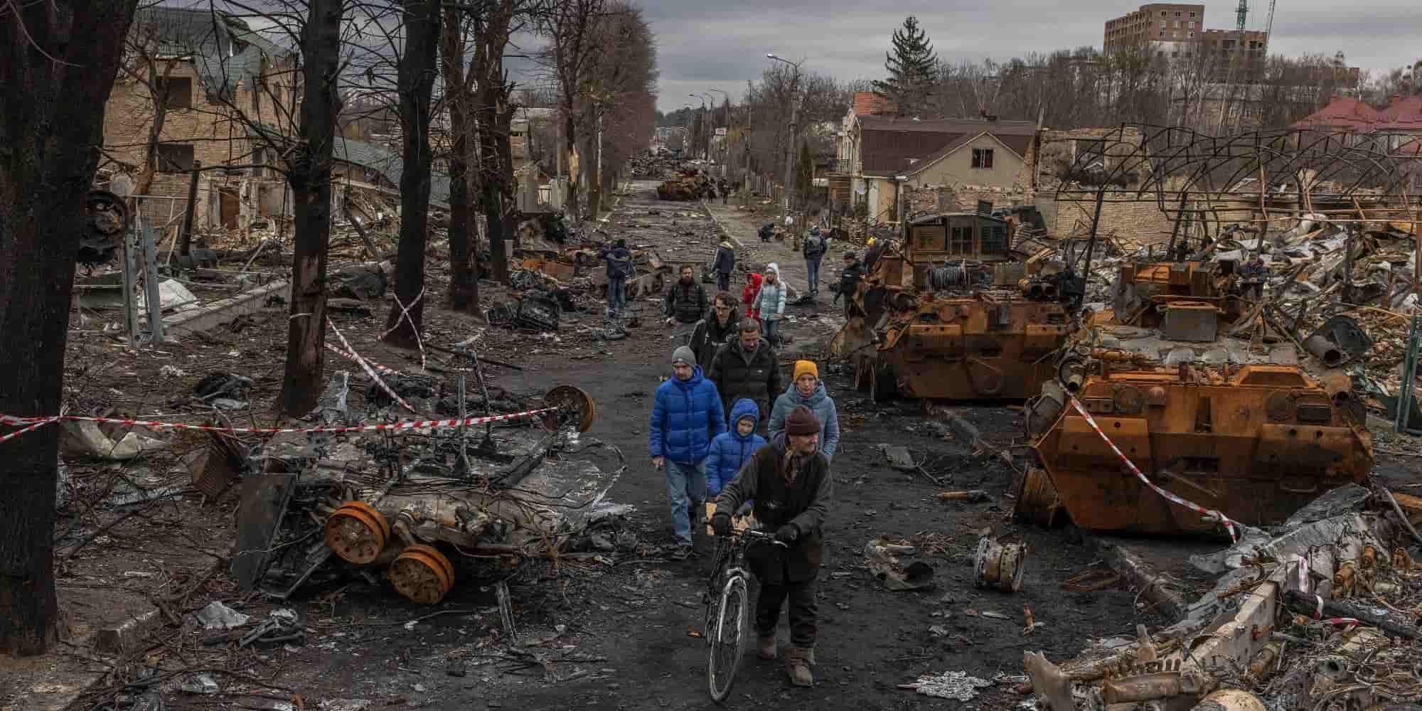 Άνθρωποι περπατούν στα συντρίμμια της πόλης Μπούτσα στην Ουκρανία
