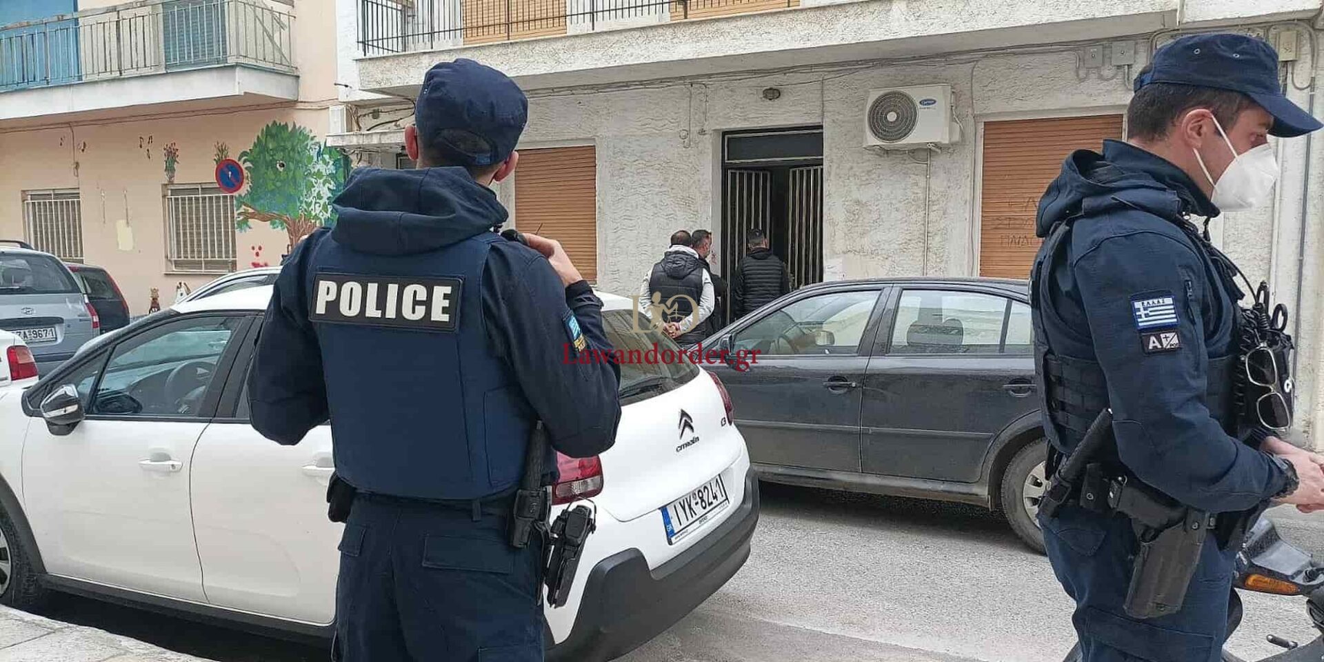 Αστυνομικοί έξω από το σπίτι της Ρούλας Πισπιρίγκου