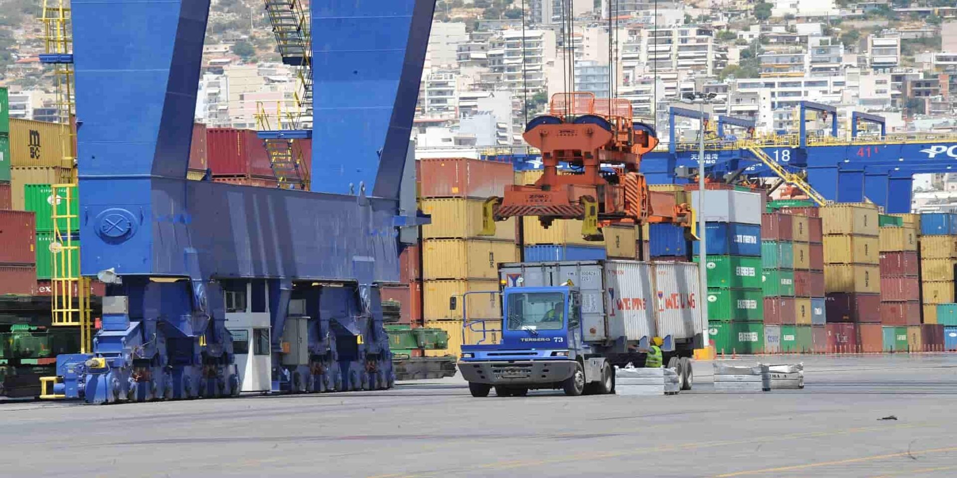 Σταθμός εμπορευματοκιβωτίων στο λιμάνι του Πειραιά