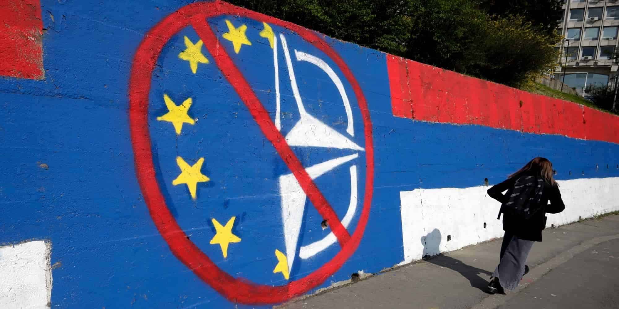 μια τοιχογραφία κατά της ΕΕ και του ΝΑΤΟ στο Βελιγράδι,