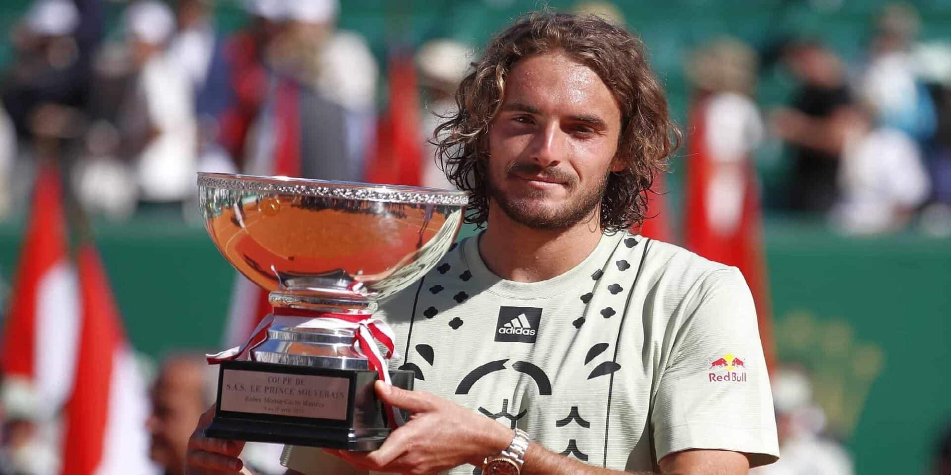 Ο Στέφανος Τσιτσιπάς με το τρόπαιο