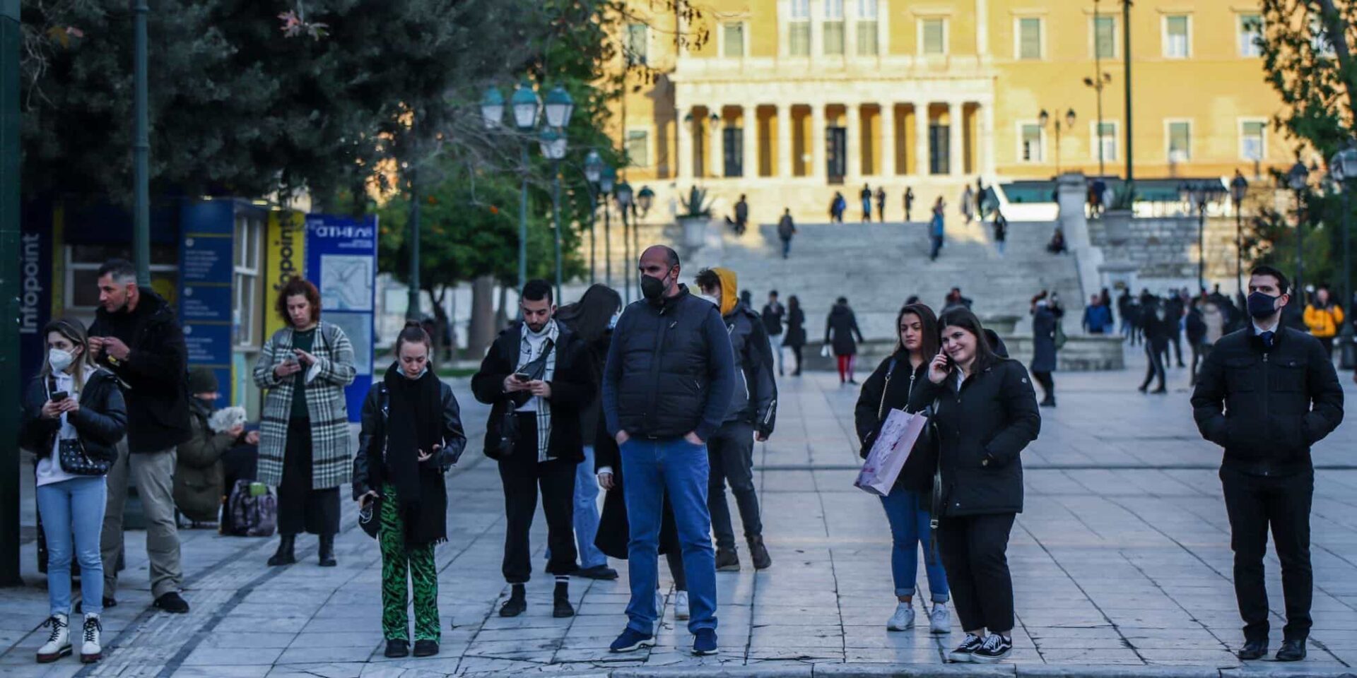 Κόσμος με μάσκες στην Πλατεία Συντάγματος