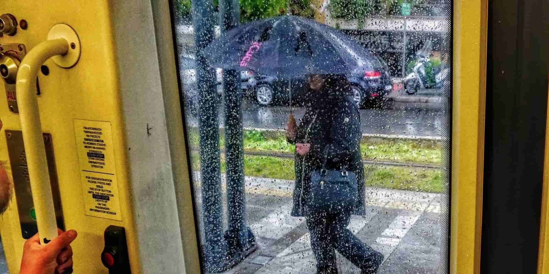 Κυρία με ομπρέλα στην Αθήνα