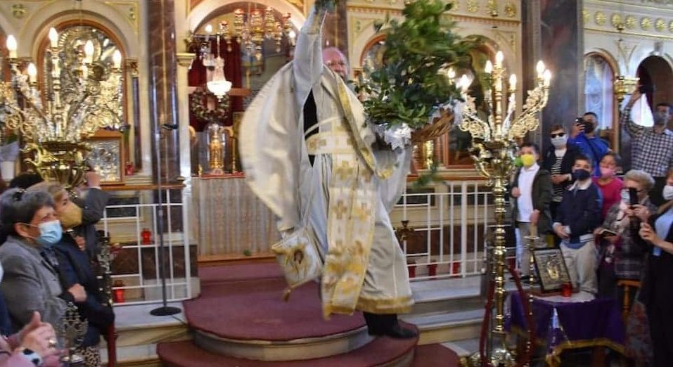 Ο «ιπτάμενος» ιερέας της Χίου έκανε την πρώτη Ανάσταση (εικόνες & βίντεο)