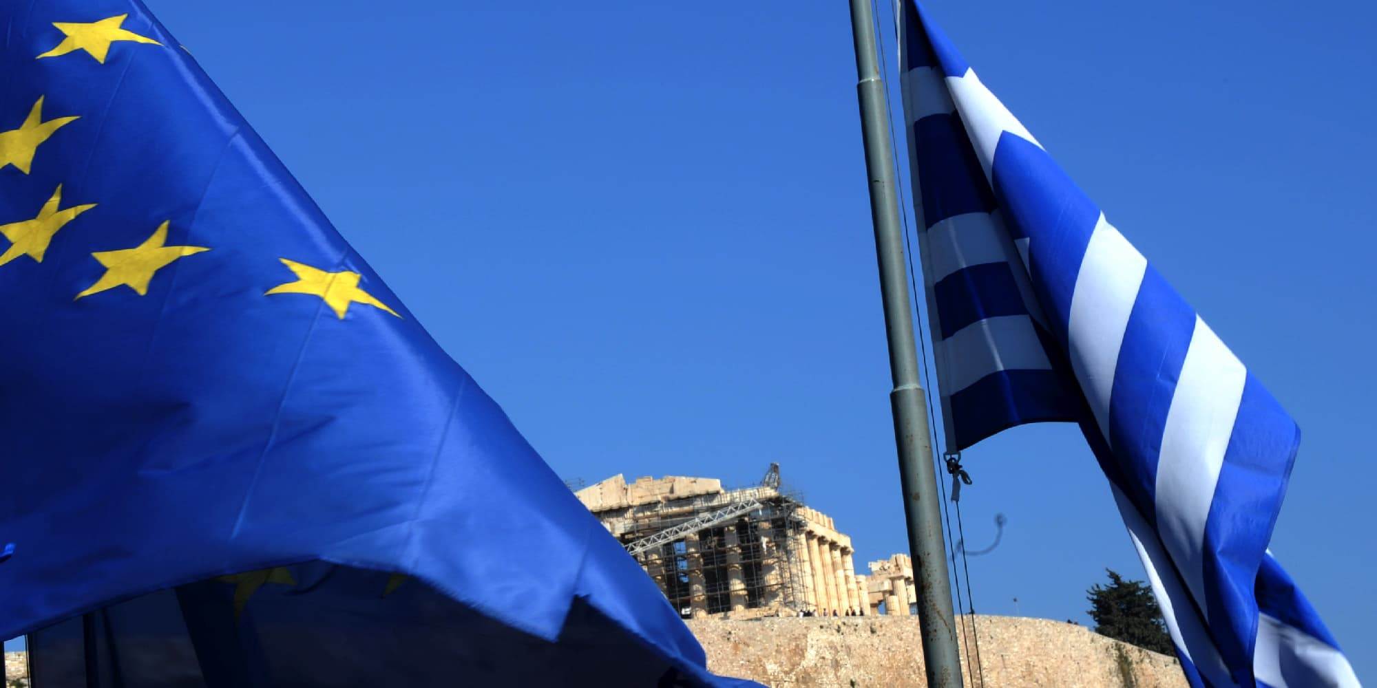 Ακρόπολη με ευρωπαϊκή και ελληνική σημαία