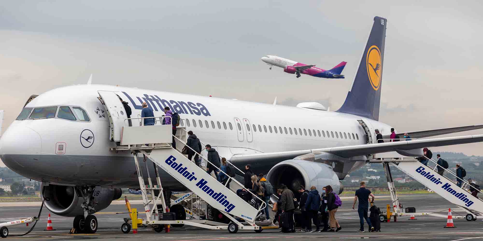 Επιβατικό αεροπλάνο στο αεροδρόμιο της Θεσσαλονίκης
