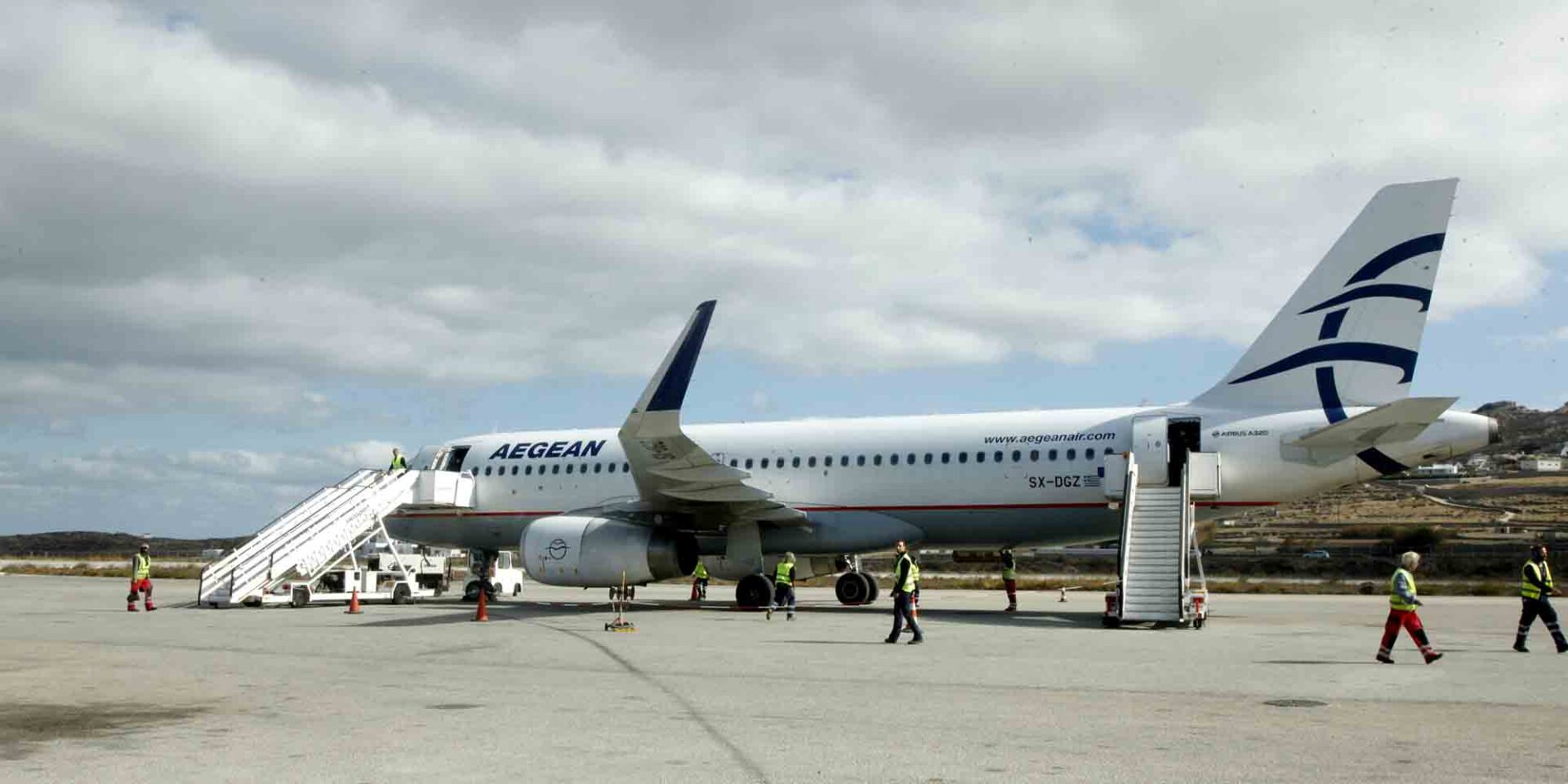 Αεροπλάνο στο αεροδρόμιο της Μυκόνου