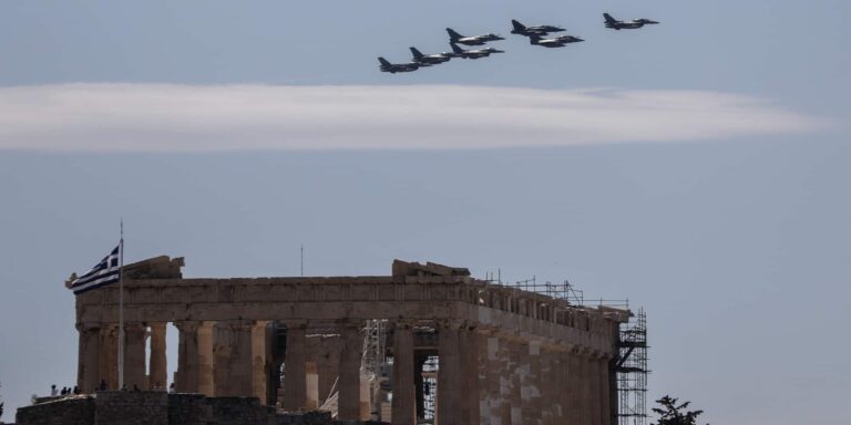 Πολεμικά αεροσκάφη θα περάσουν πάνω από την Ακρόπολη το μεσημέρι για την άσκηση «Ηνίοχος 2022»