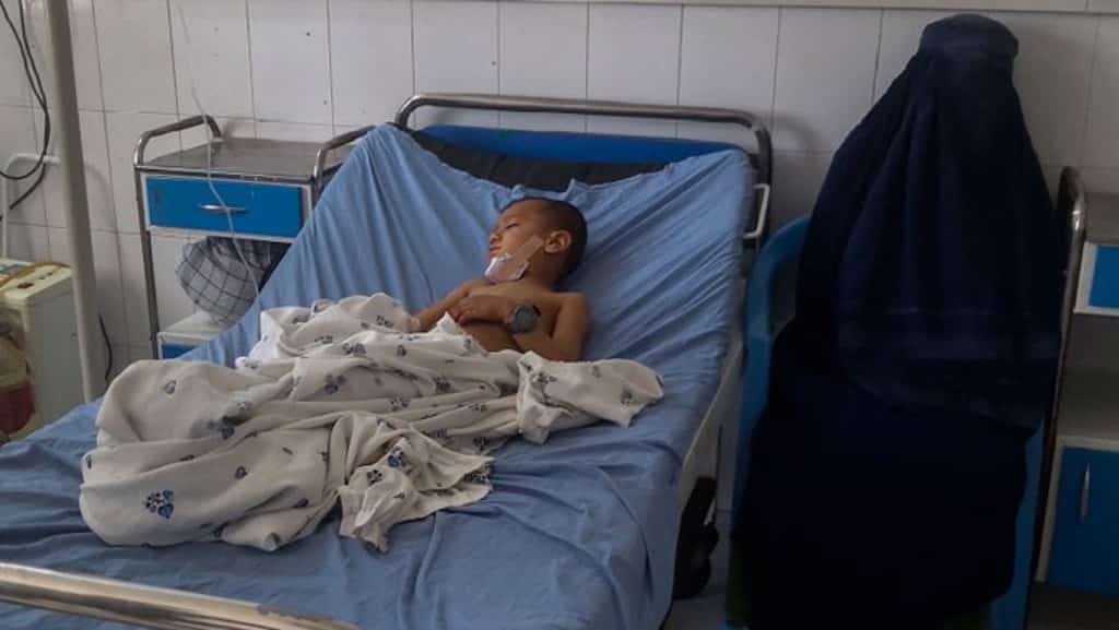 Τραυματισμένο παιδί στο νοσοκομείο από την έκρηξη σε τέμενος στο Αφγανιστάν