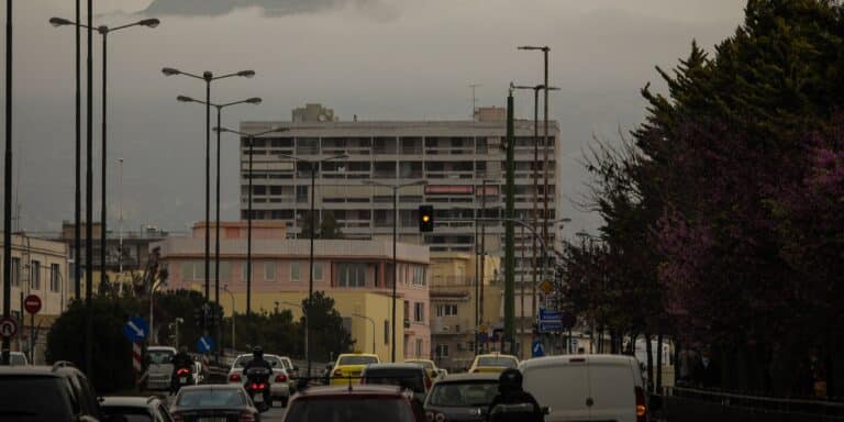 Καιρός αύριο: Σκόνη στην Αττική, καταιγίδα στη Θεσσαλονίκη – Πού θα ρίξει χαλάζι και χιόνι