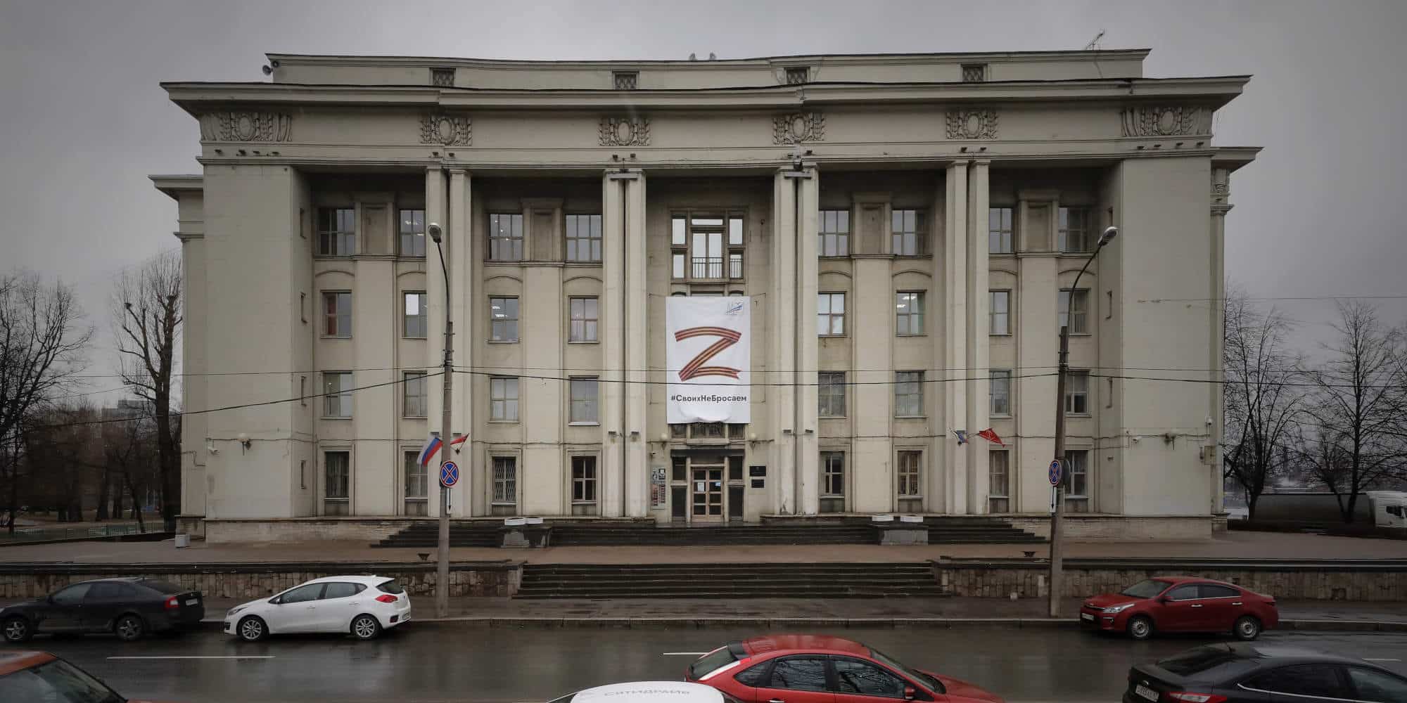 Κτίριο στην Αγία Πετρούπολη στη Ρωσία με πανό που αναγράφει το Ζ υπέρ του πολέμου στην Ουκρανία