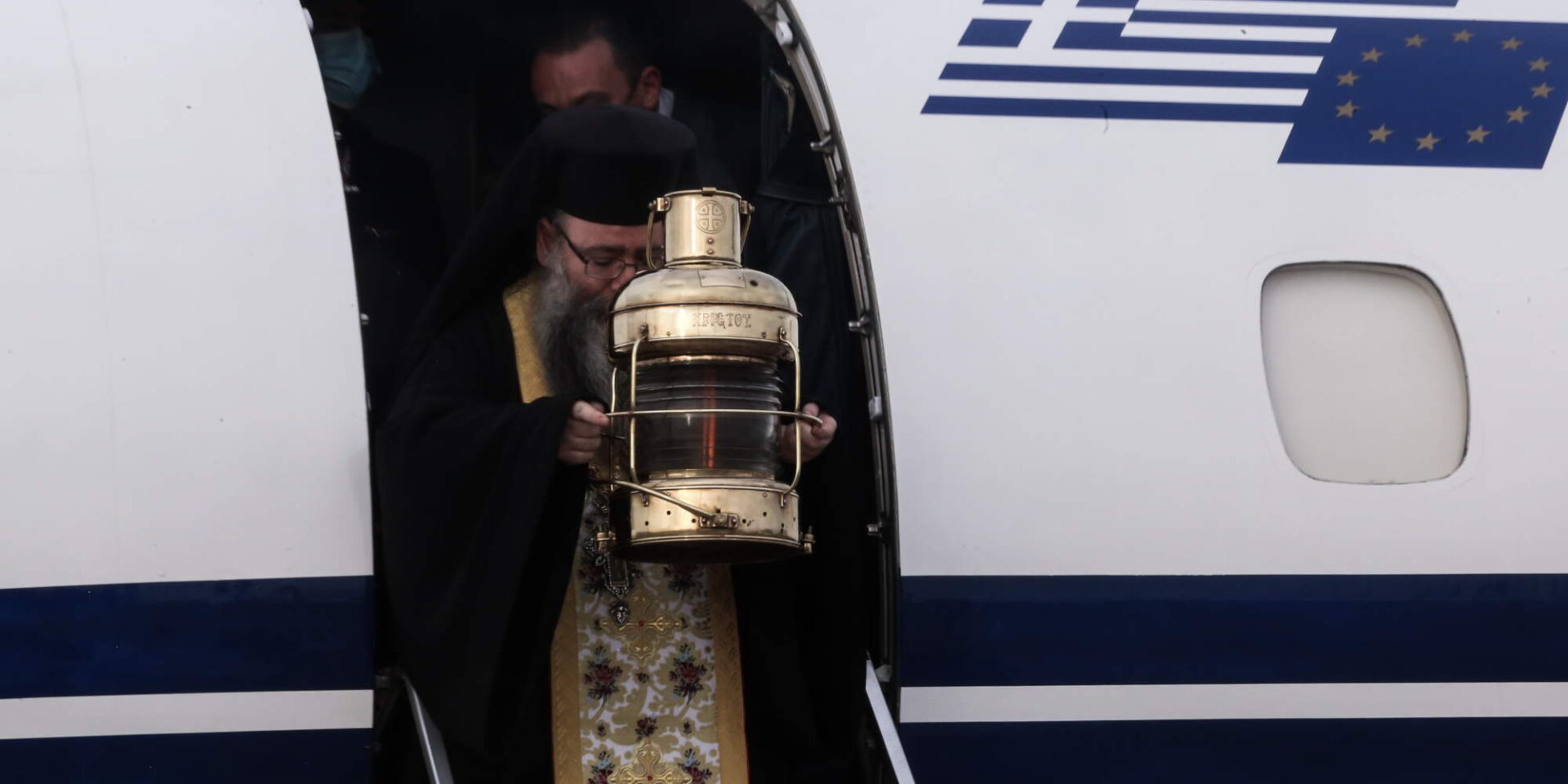 Το Άγιο Φως καταφθάνει με αεροπλάνο στην Αθήνα