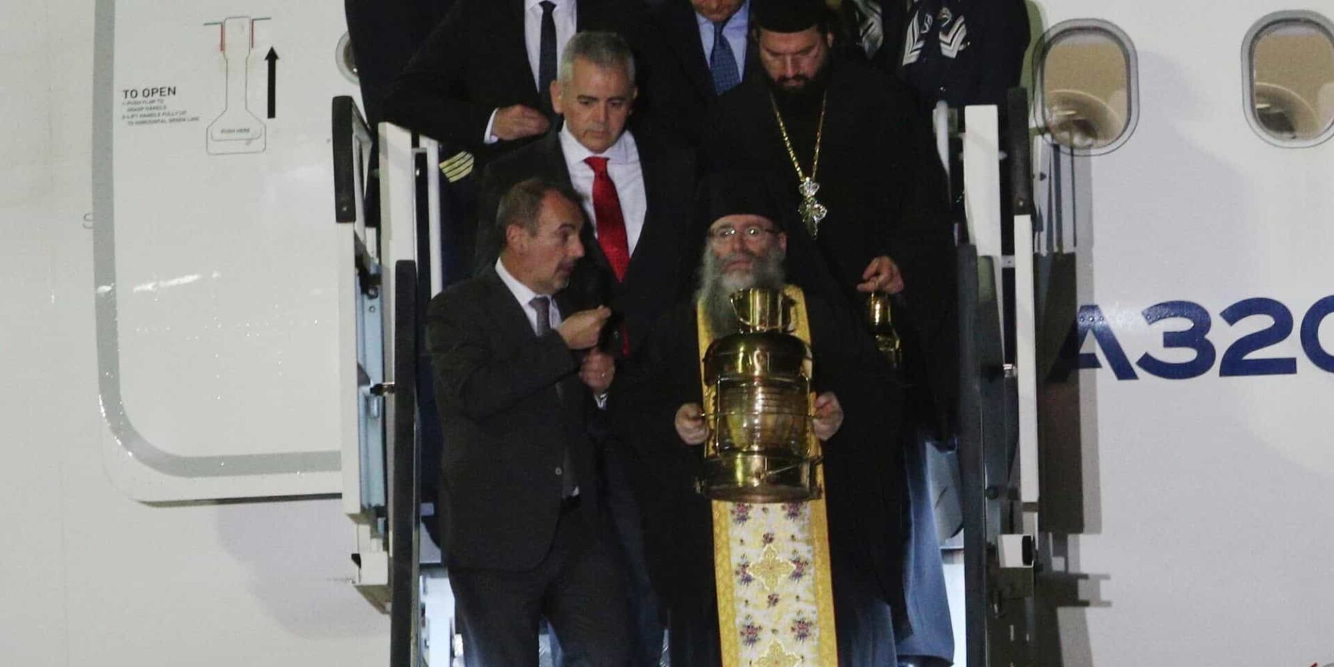 Στην Αθήνα με ειδική πτήση το Άγιο Φως