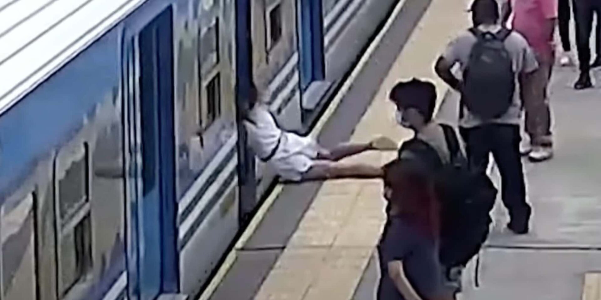 Γυναίκα στην Αργεντινή έπεσε στις ράγες του μετρό