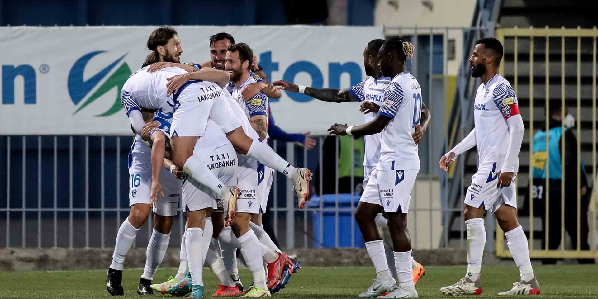 Πανηγυρισμοί των παικτών του Ιωνικού στο ματς των πλέι άουτ της Super League