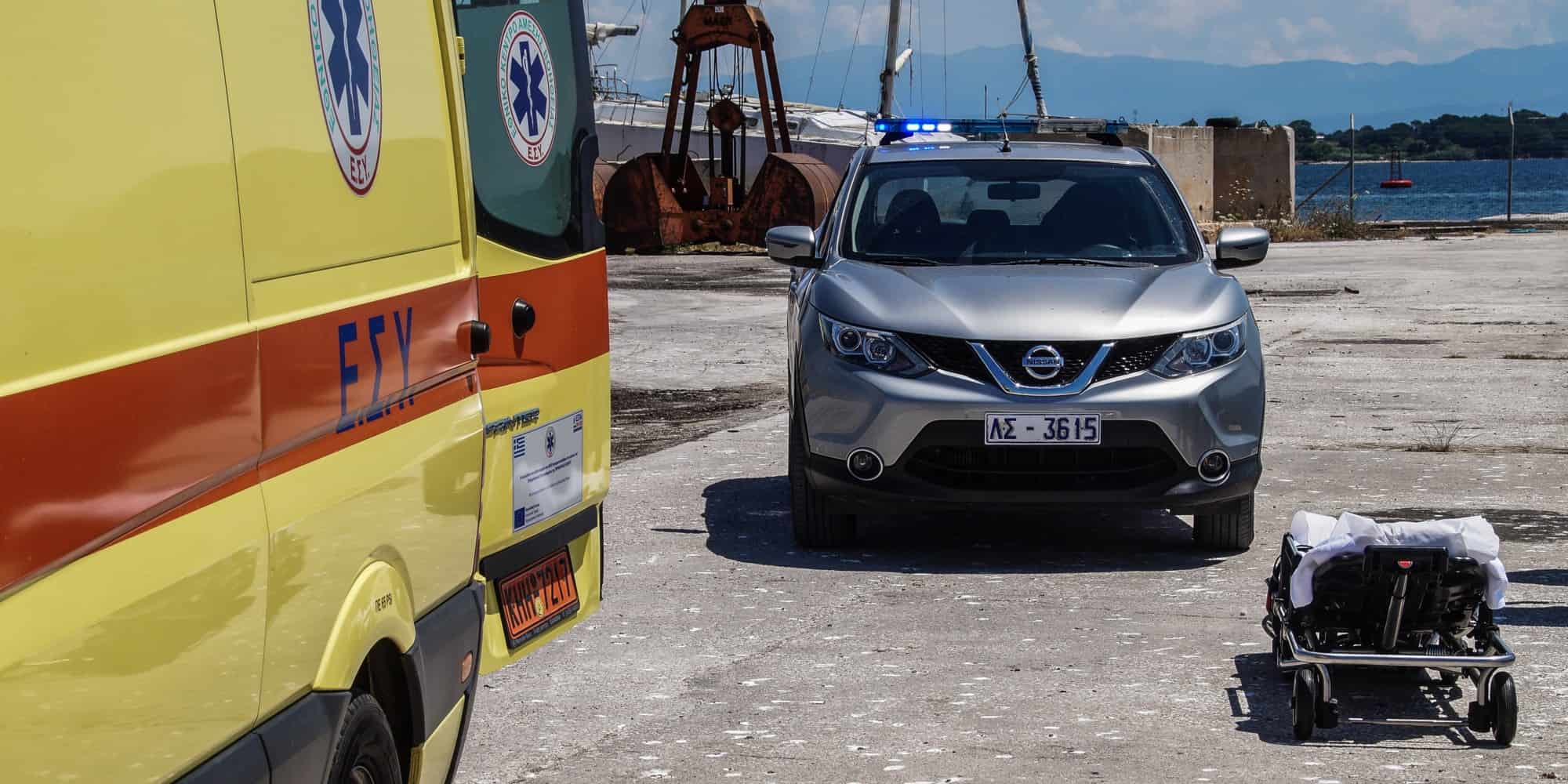 Ασθενοφόρο και όχημα του Λιμενικού σε λιμάνι