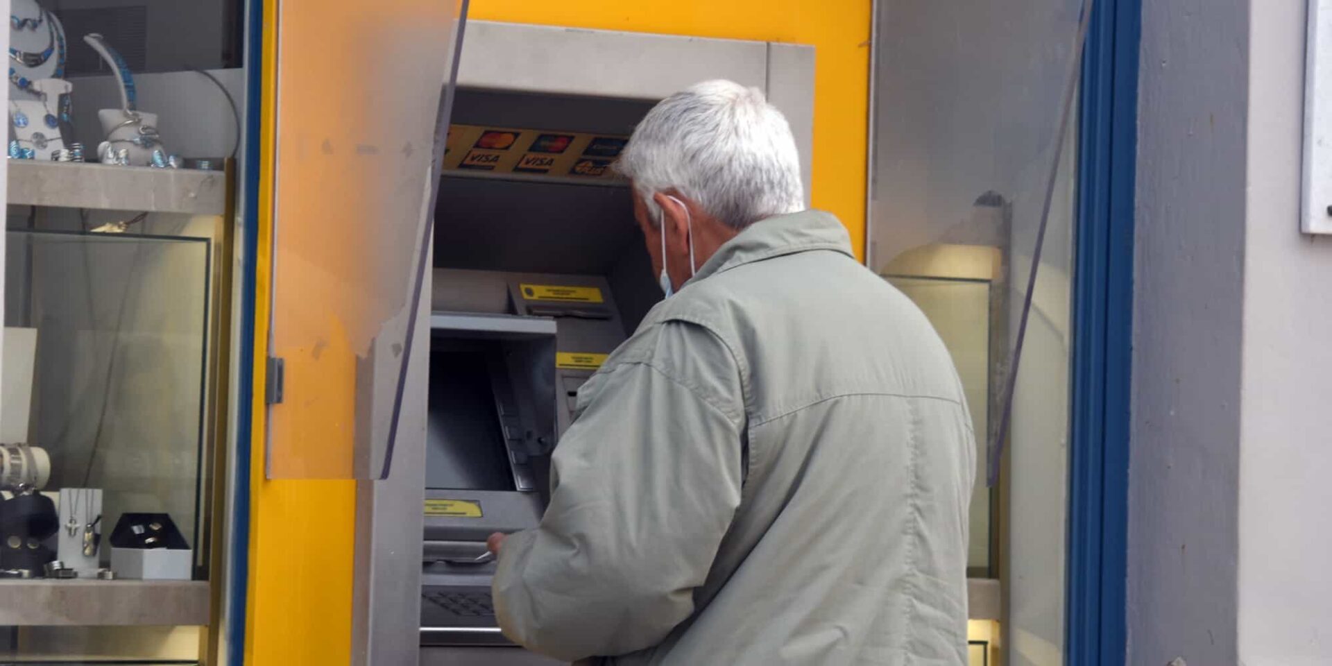 Ηλικιωμένος άνδρας σε ΑΤΜ
