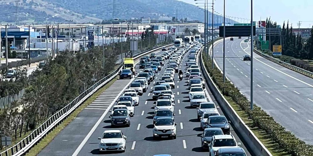 Αυτοκίνητα στην Αττική Οδό