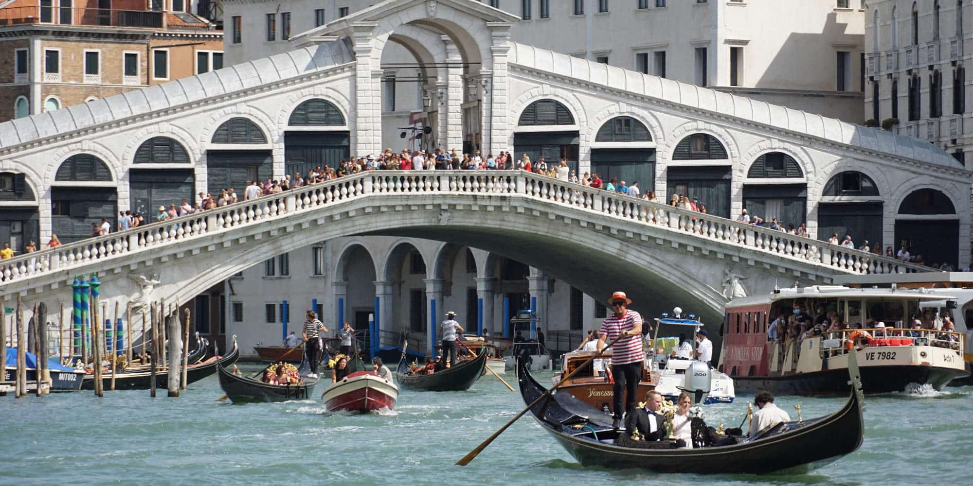 Γόνδολα σε κανάλι στη Βενετία