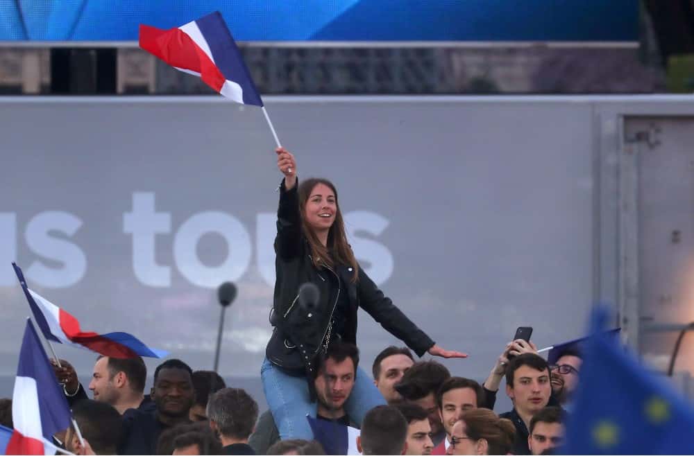 Πανηγύρια στον Πύργο του Άιφελ από οπαδούς του Μακρόν