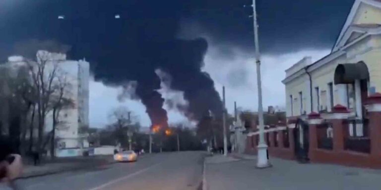 Οι Ρώσοι κατέστρεψαν ολοσχερώς διυλιστήριο πετρελαίου κοντά στην Οδησσό – Χωρίς θύματα η επίθεση (βίντεο)