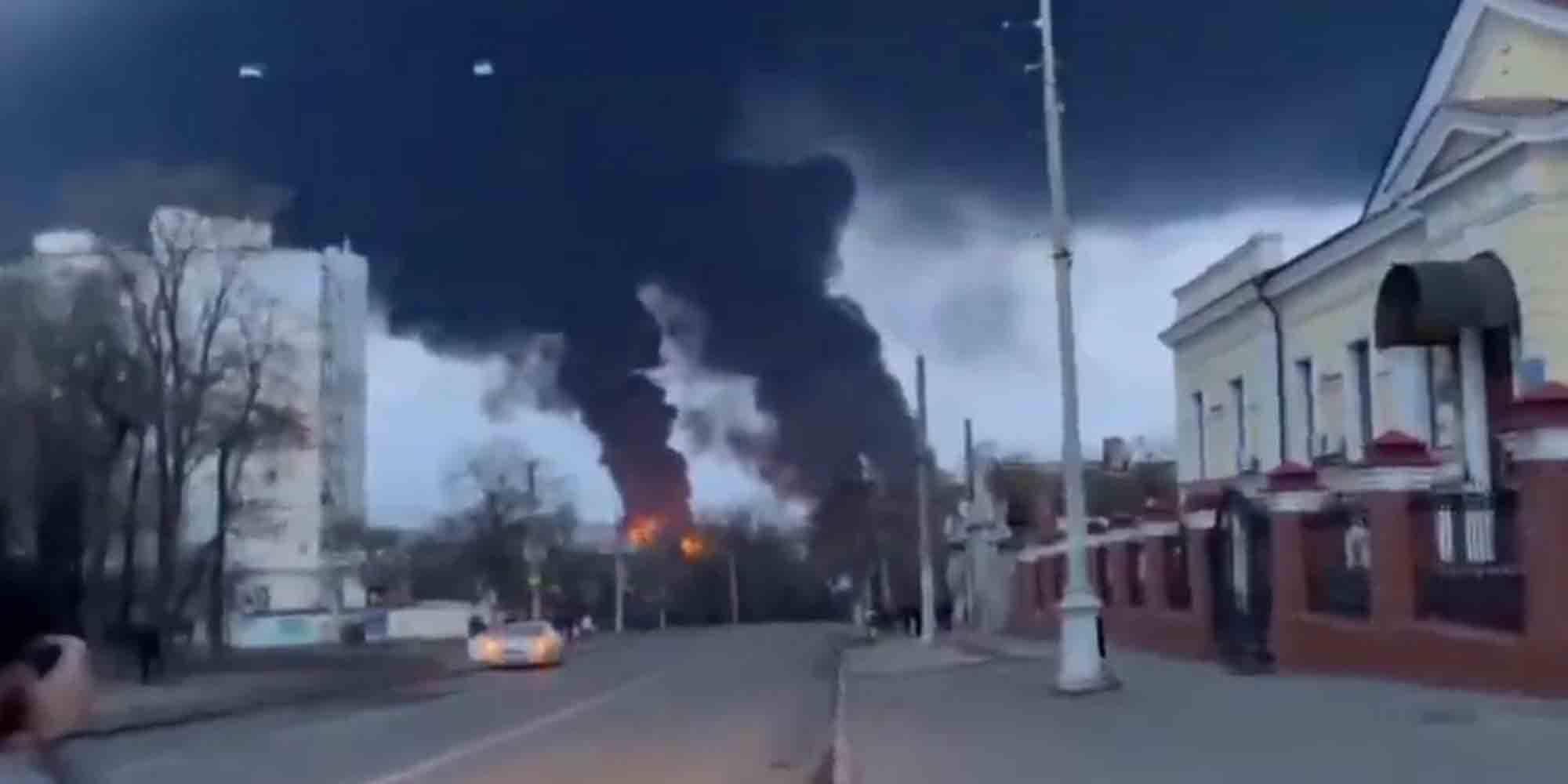 Καπνοί από την έκρηξη στο διυλιστήριο κοντά στην Οδησσό