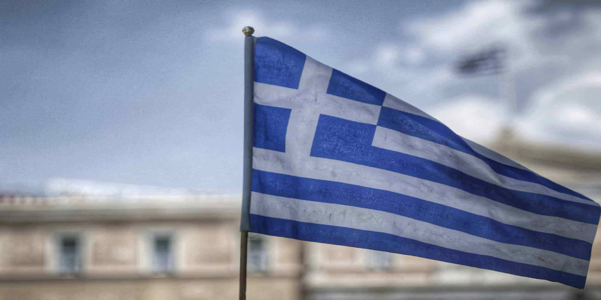 Ελληνική σημαία με φόντο την Βουλή