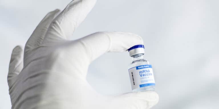 Τέταρτη δόση Pfizer: Γιατί εξασθενεί γρήγορα, πόσο και ποιους προστατεύει περισσότερο