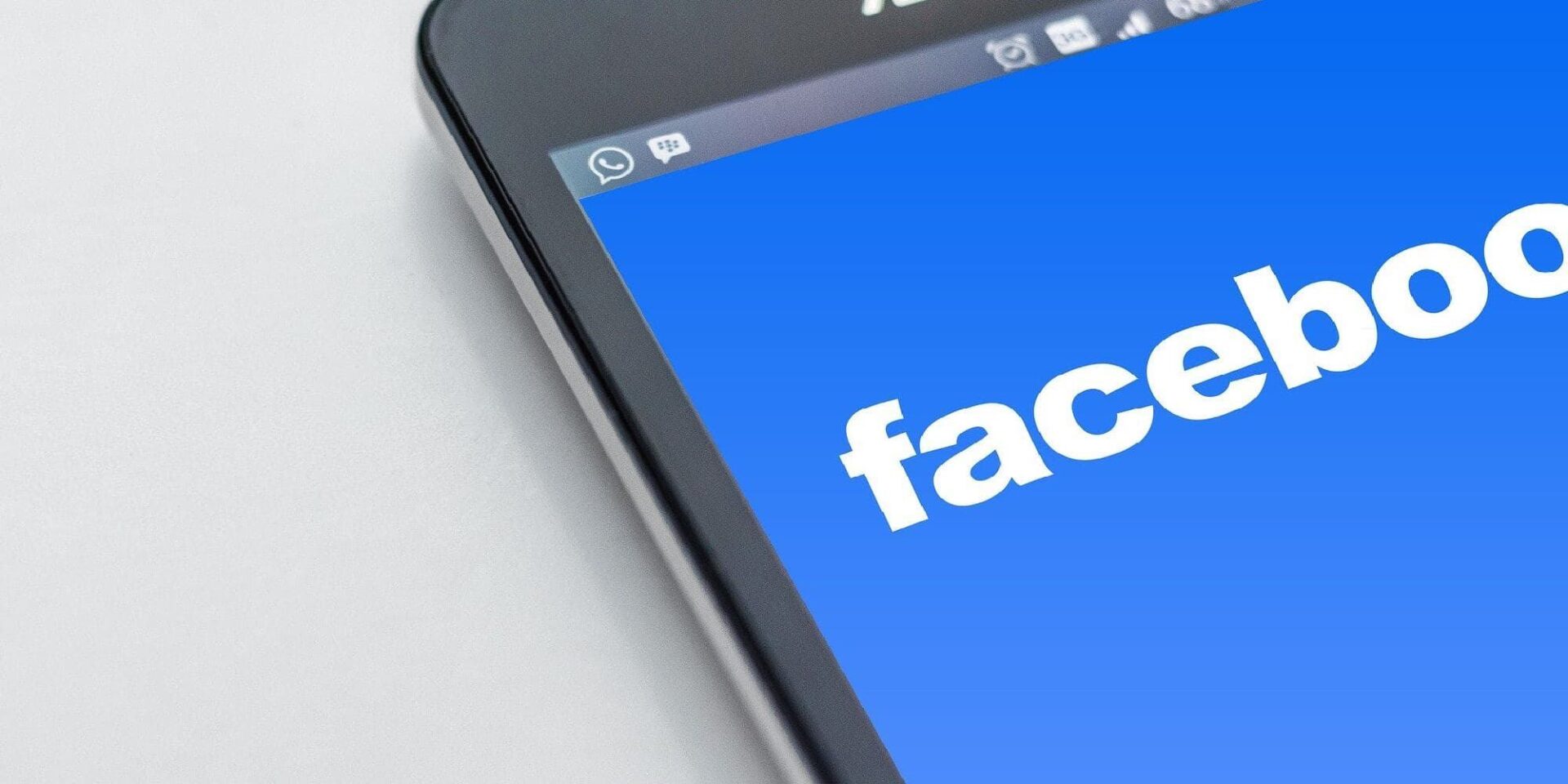 Κινητό που δείχνει σελίδα του Facebook