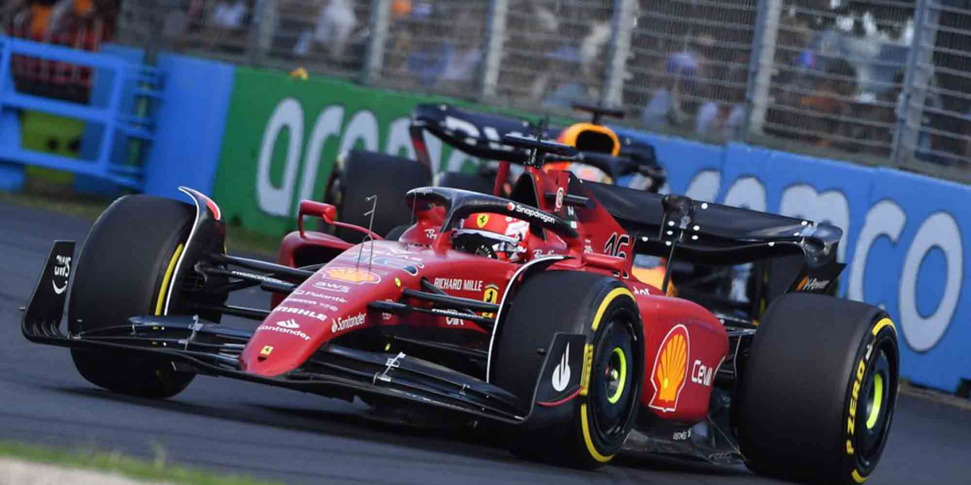 Ο Σαρλ Λεκλέρκ με το μονοθέσιο της Ferrari στο Grand Prix της Fomrula 1 στην Αυστραλία