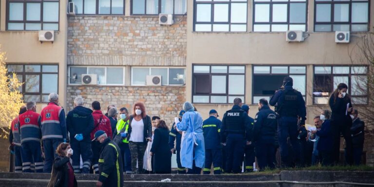 Σε ασφαλές σημείο μεταφέρθηκαν 35 άτομα από το «Παπανικολάου» – Η ανακοίνωση της Πυροσβεστικής 