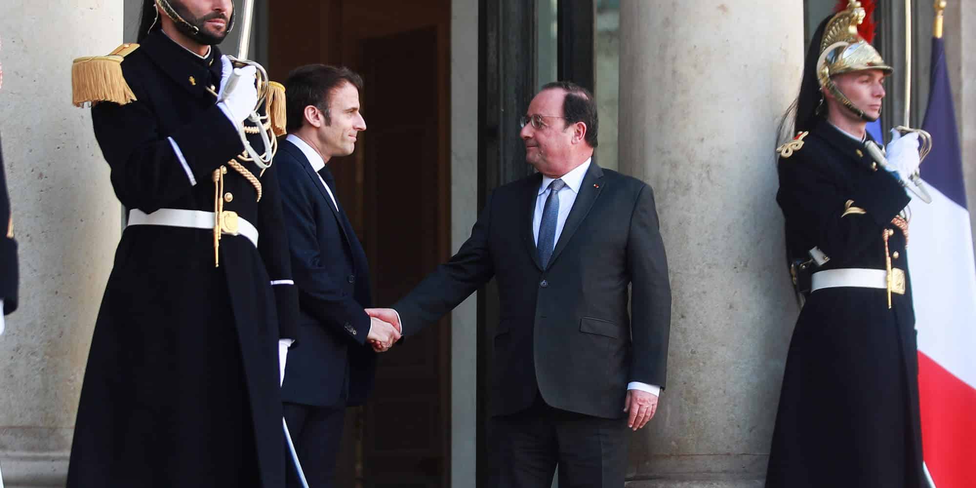 Ο Εμανουέλ Μακρόν με τον προκάτοχό του στην προεδρία της Γαλλίας, Φρανσουά Ολάντ