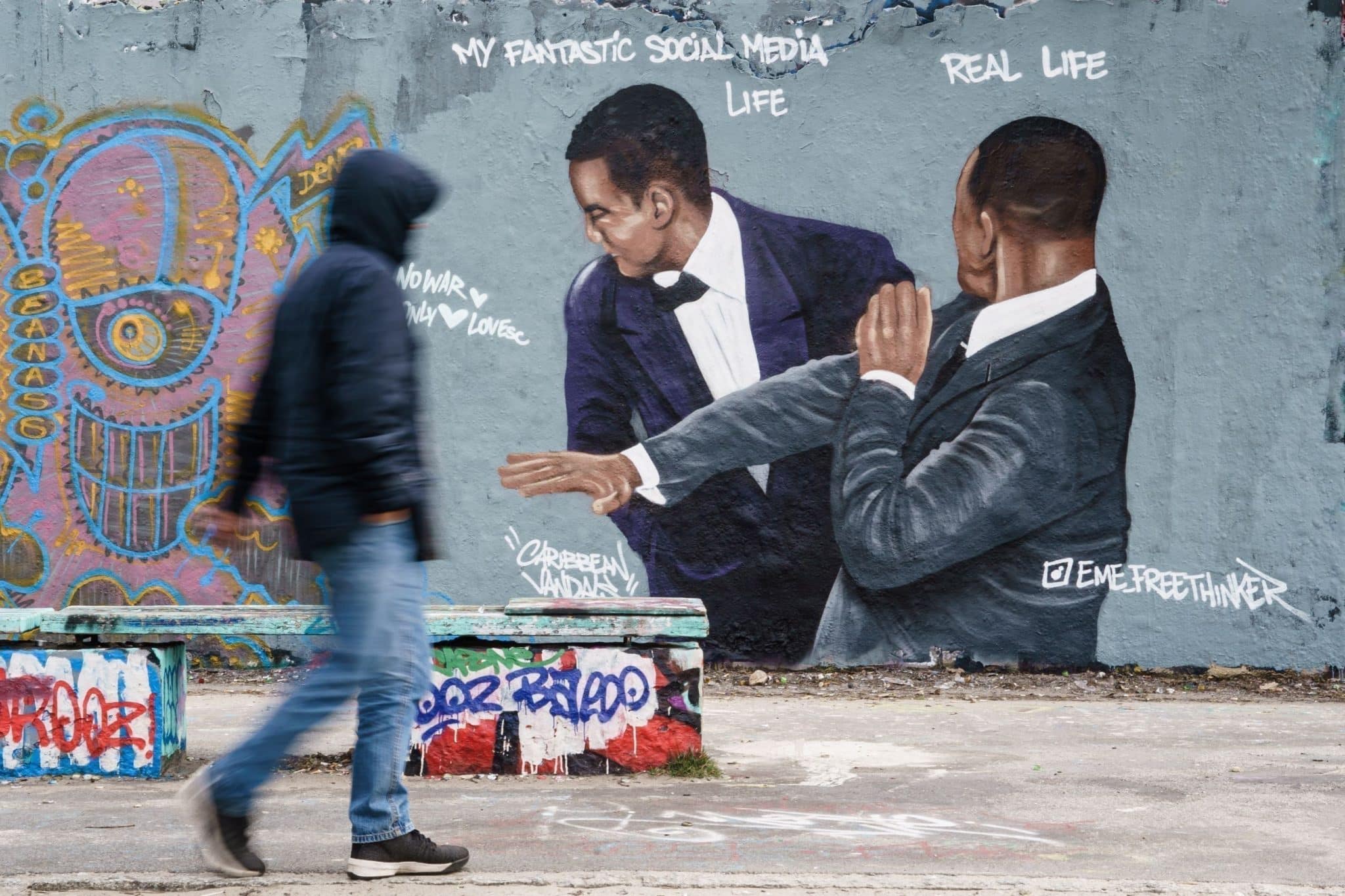 Το χαστούκι του Γουίλ Σμιθ στον Κρις Ροκ στην τελετή των Όσκαρ έγινε γκράφιτι στο Βερολίνο