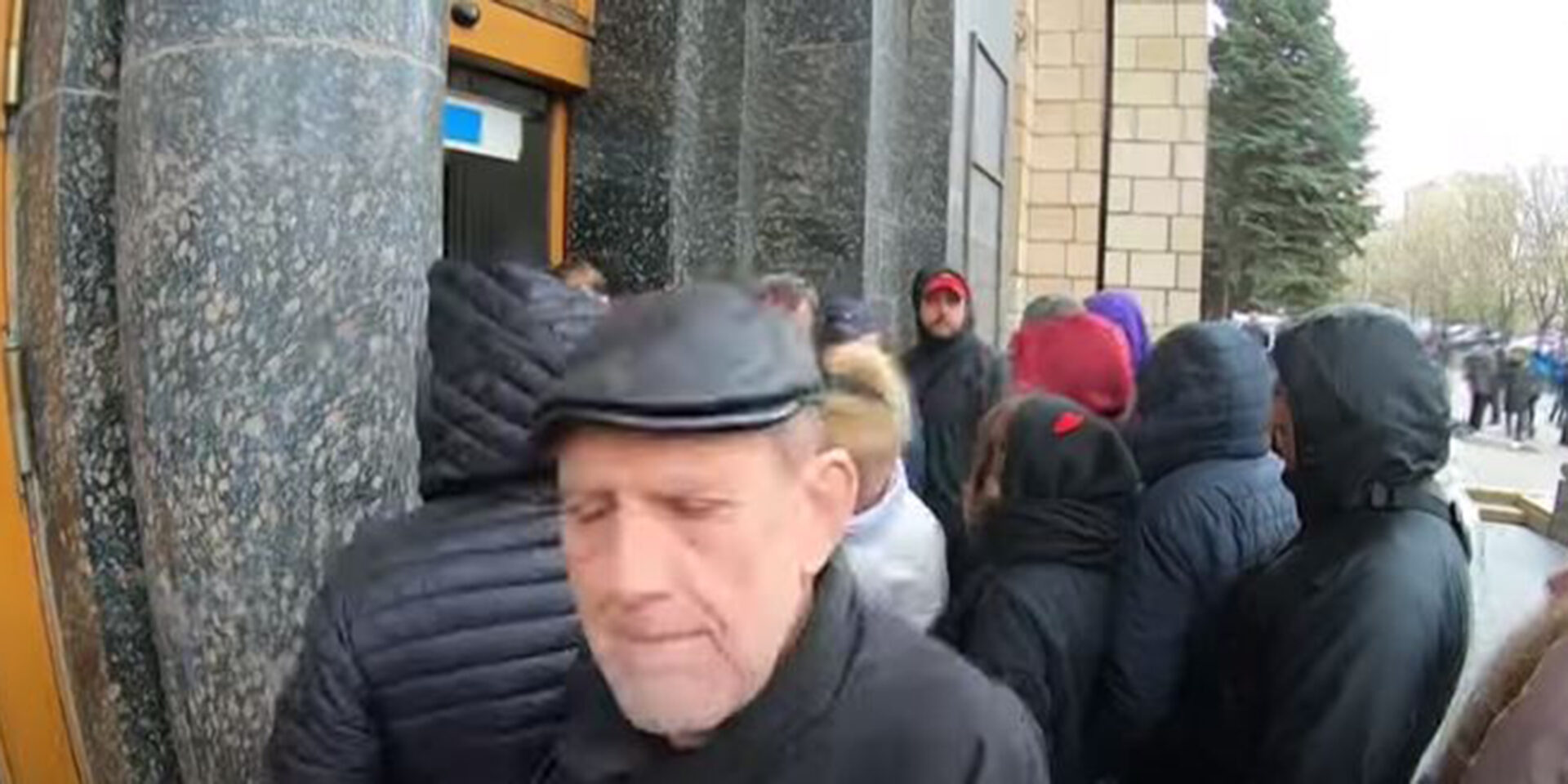 Το ξεκίνημα της ουράς στο Κίεβο για το γραμματόσημο