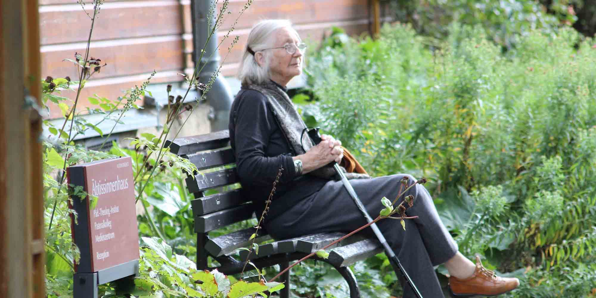 Ηλικιωμένη γυναίκα σε παγκάκι