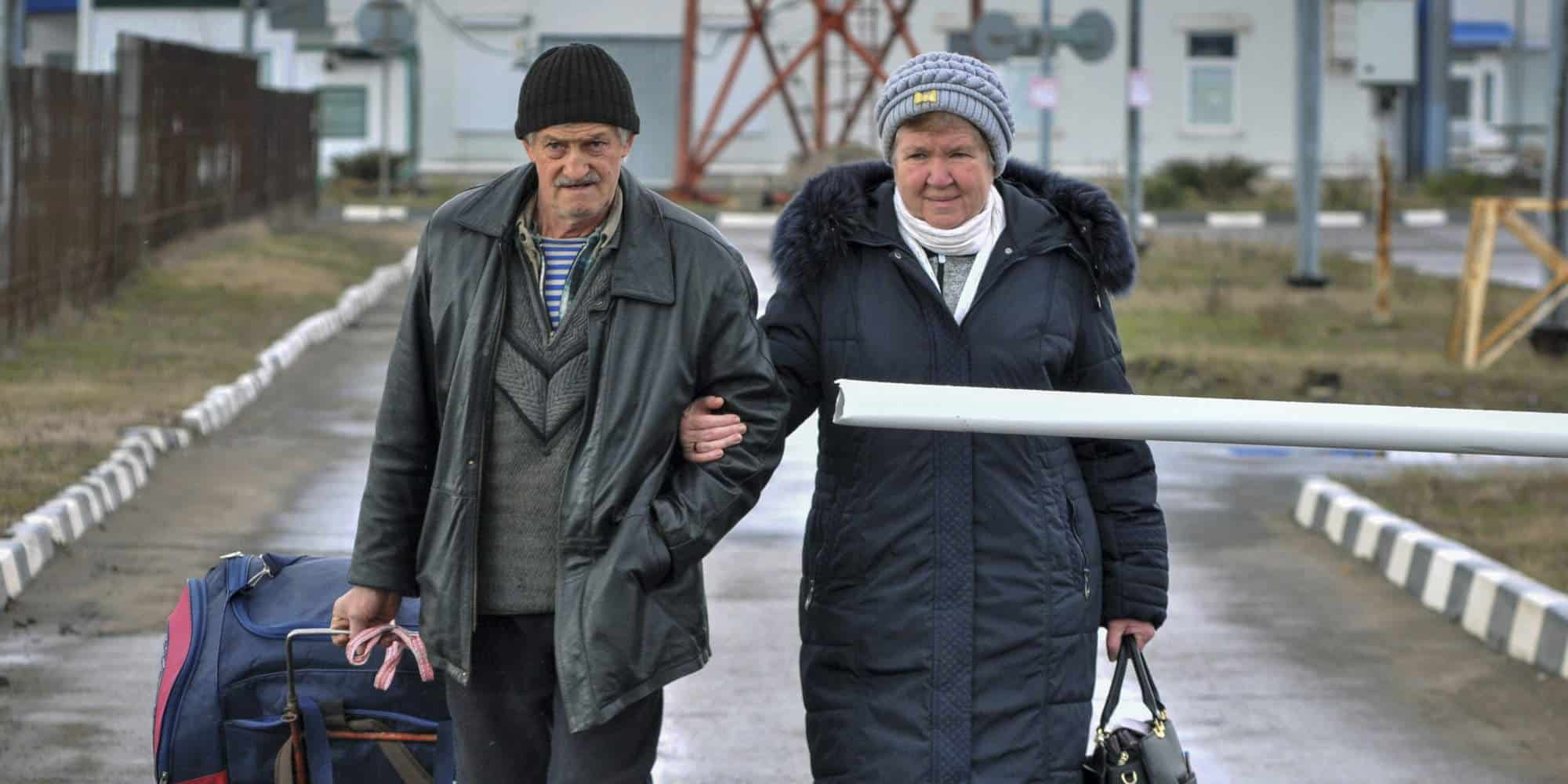 Ηλικιωμένοι περνούν στα σύνορα Ρωσίας με την Ουκρανία, στο Ντονμπάς