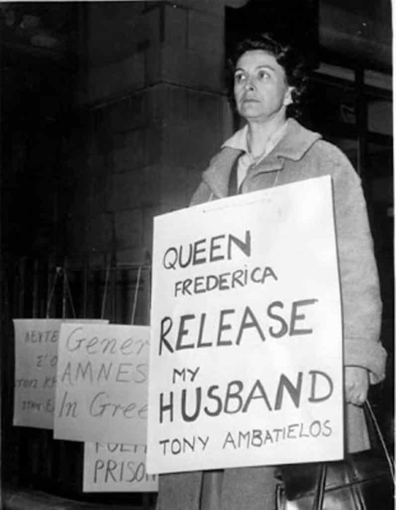 Η Μπέτυ διαδηλώνει για την απελευθέρωση του συζύγου της