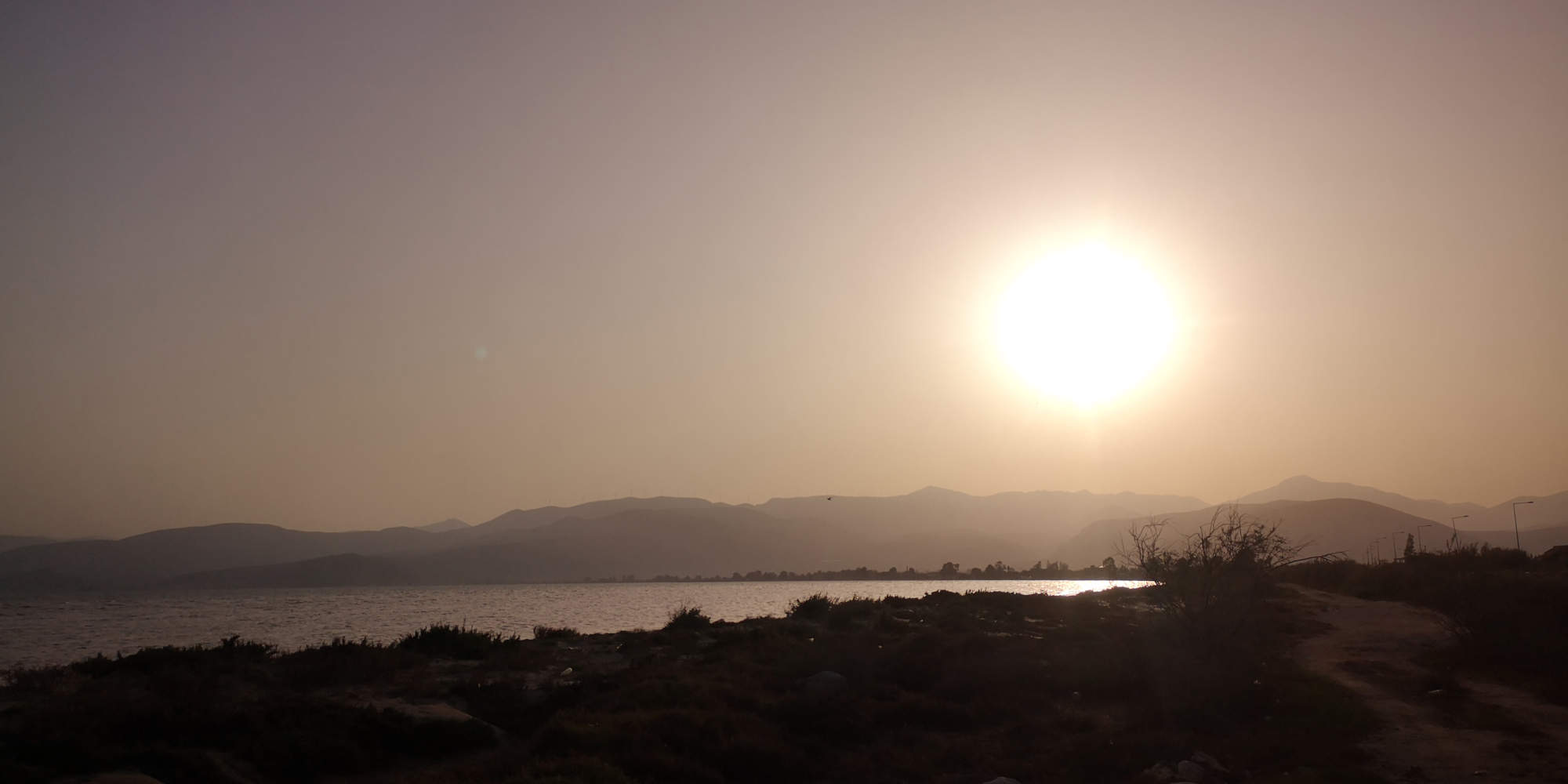 Ηλιόλουστος καιρός με αφρικανική σκόνη στον ορίζοντα, πάνω από την πόλη του Ναυπλίου