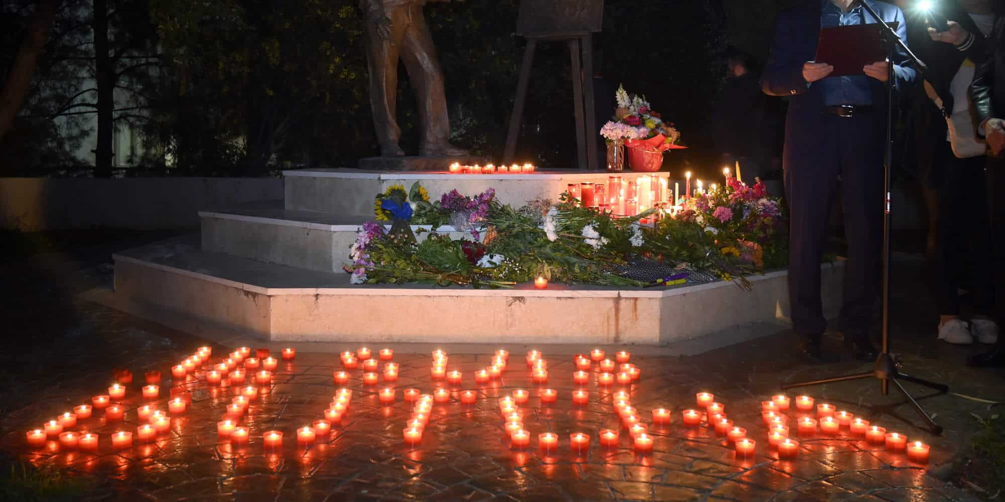 Κεριά στη μνήμη των θυμάτων στην Μπούτσα, ένα γεγονός του πολέμου που οι ΗΠΑ χαρακτηρίζουν γενοκτονία