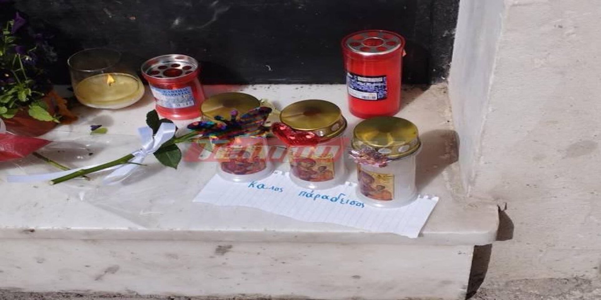 Κεριά και λουλούδια στην εξώπορτα του σπιτιού στην Πάτρα / Φωτογραφία: tempo.24news