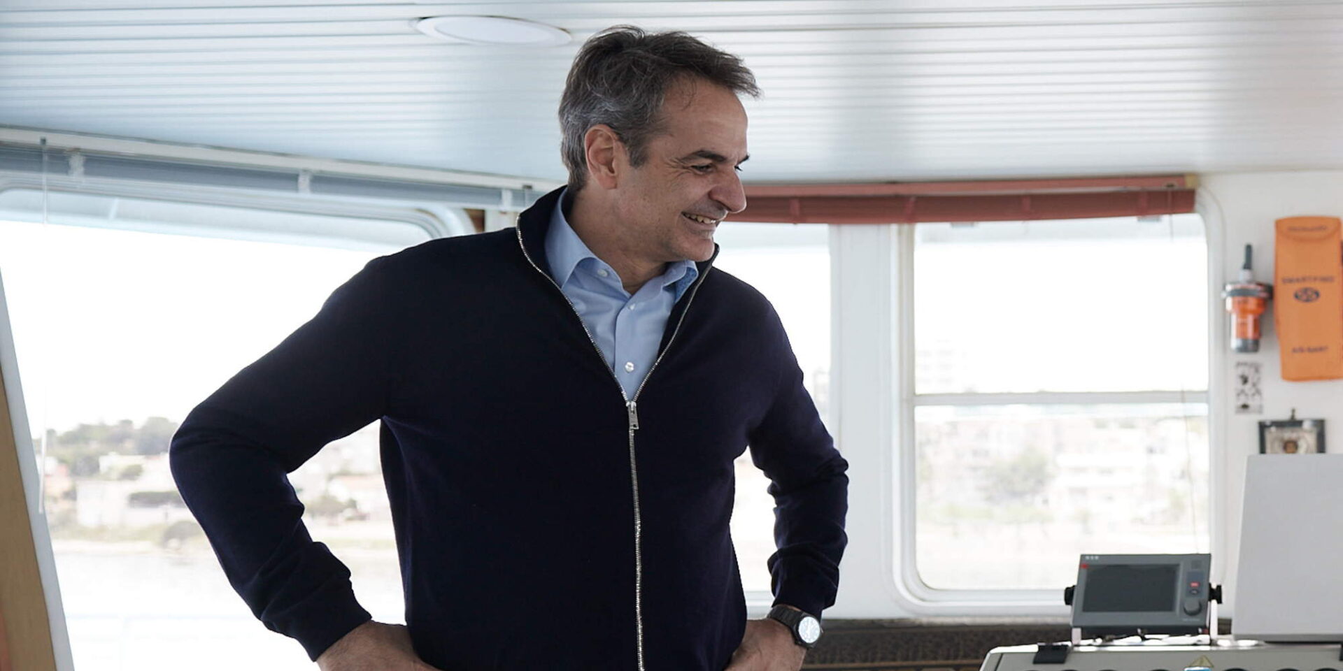 Ο Κυριάκος Μητσοτάκης με ζακέτα και τα χέρια στη μέση