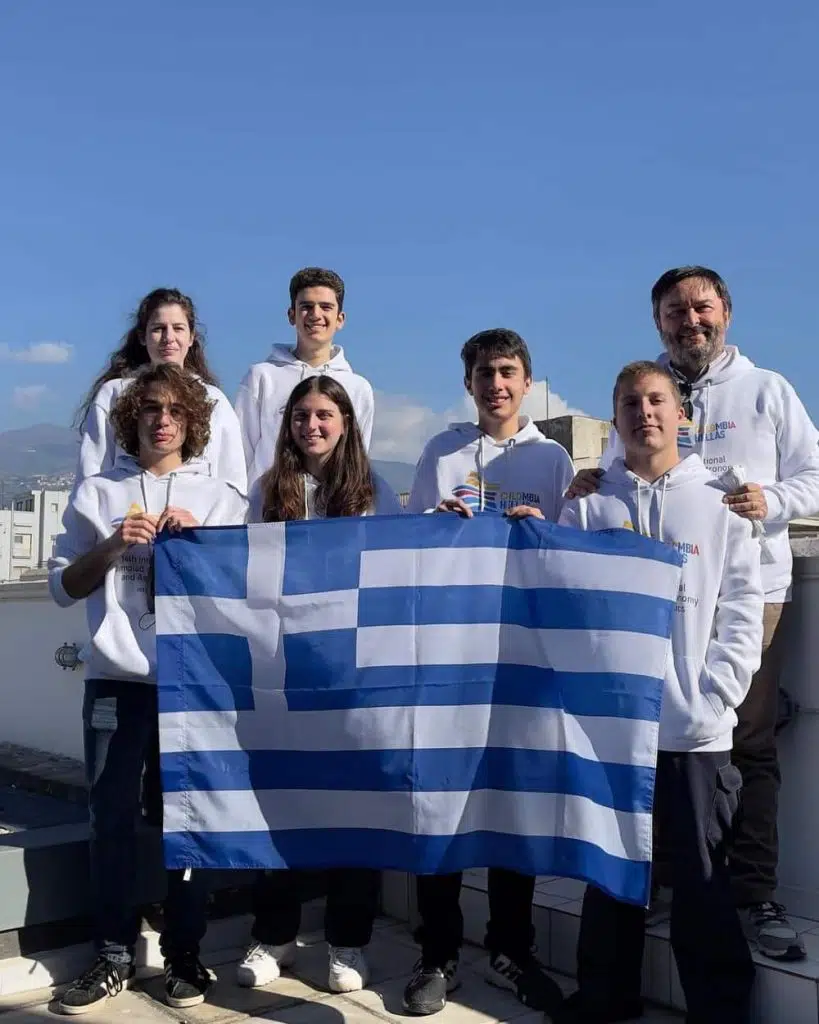 Ο 17χρονος Κωνσταντίνος Μαλιάρης με την ελληνική σημαία