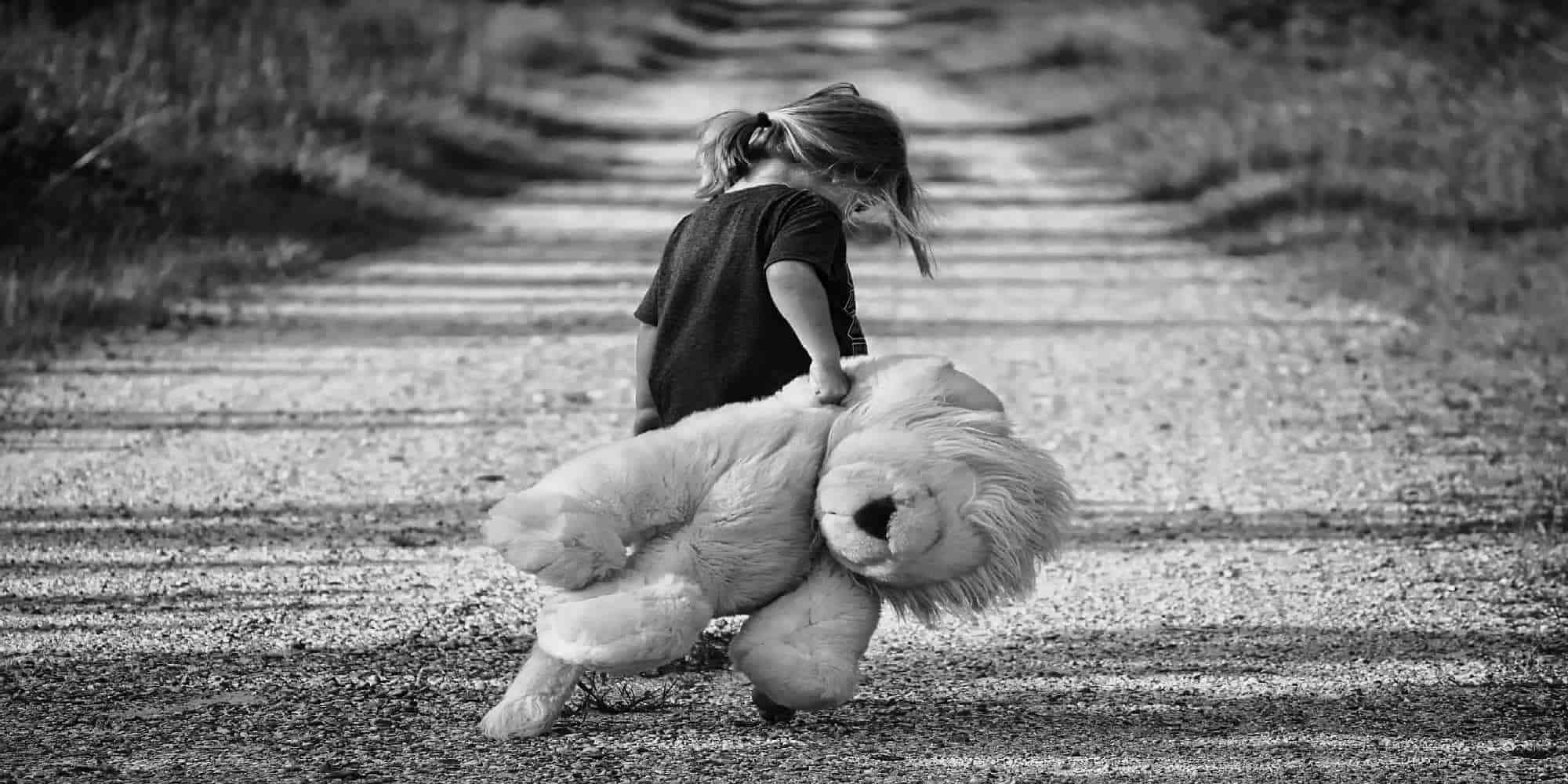 Κοριτσάκι περπατάει με τον αρκούδο του