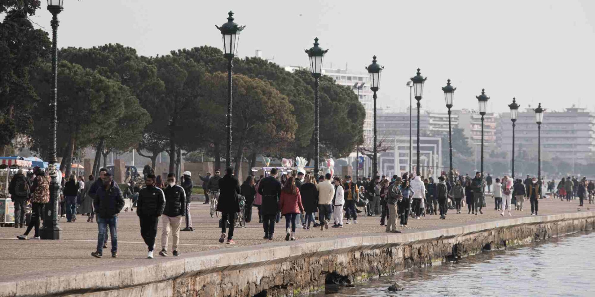 Κόσμος στην παραλία Θεσσαλονίκης